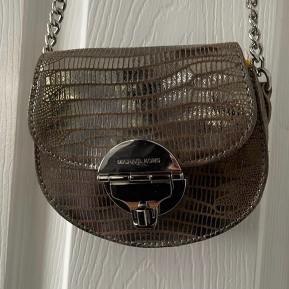 💚Michael Kors Silver Quilted Crossbody Bag with Chain Strap ❤️ EUC - Picture 4 of 11